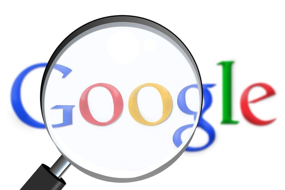 lupa sobre logo Google concepto búsqueda lupa sobre logo Google concepto búsqueda