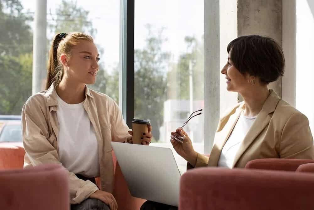 mujer atendiendo a paciente en psicología mujer atendiendo a paciente en psicología