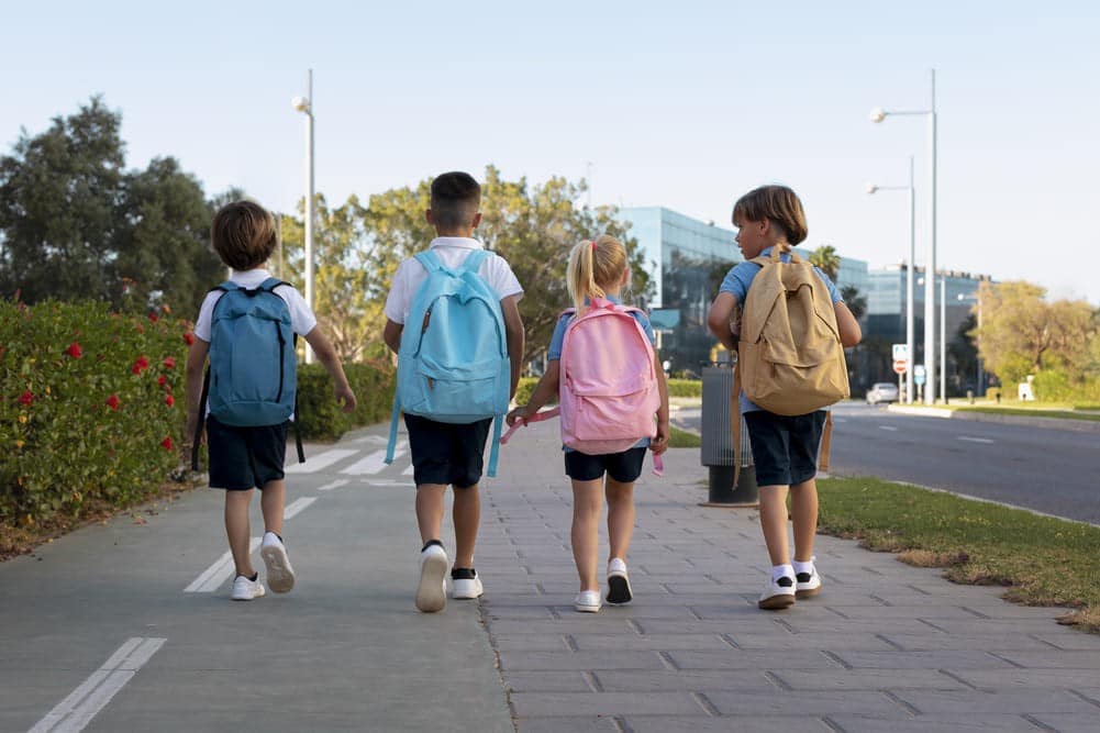 niños regresando a la escuela juntos