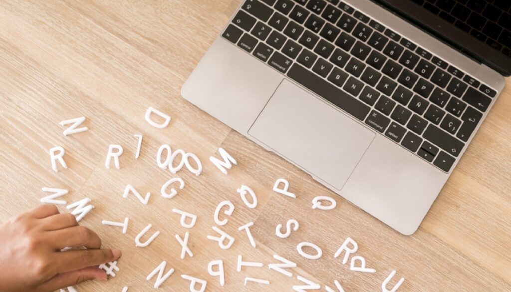 mesa con piezas de letras